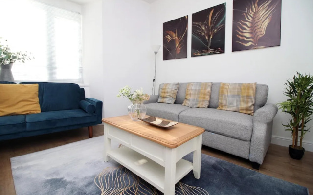 Comfortable 5-bedroom Home Free Parking