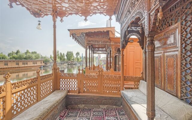 GuestHouser 3 BHK Houseboat d520