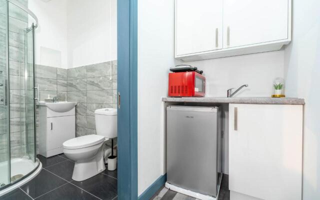 Modern, stylish studio with Netflix