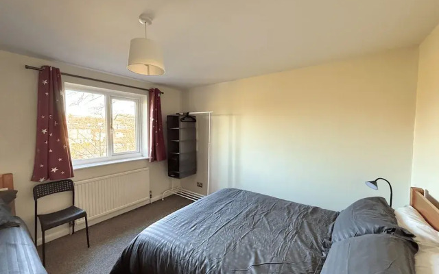 Stunning Townhouse: Your Spacious Retreat for 8