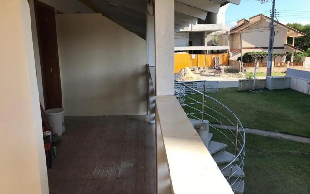 Kit-net à 250 metros da Praia de Mariscal