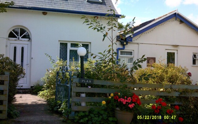 Plas Llangaffo Farmhouse