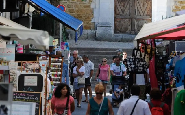 Stunning Holiday Home in Bourdeaux with Hill View