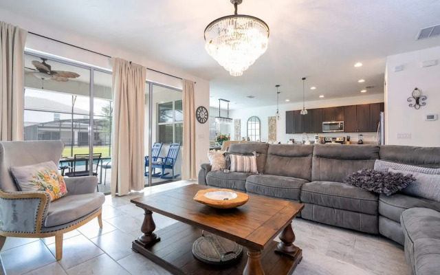 Spacious 6-bedroom Retreat Near Disney Parks