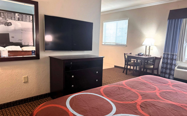 Super 8 by Wyndham IAH West/Greenspoint