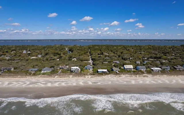 Duneside 6 Bedroom Home by RedAwning