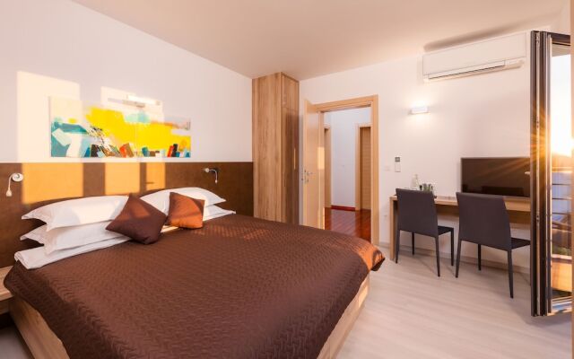 Last Minute Offer,heated Infinity Pool,sea and Mountain View,