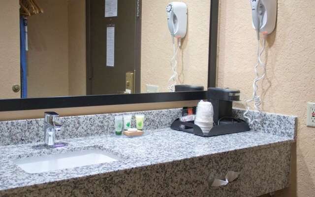 Days Inn & Suites by Wyndham Coralville / Iowa City
