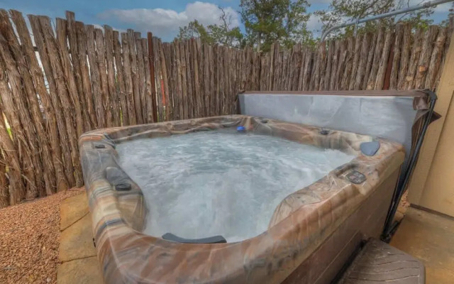 West End Nest With Hot Tub!