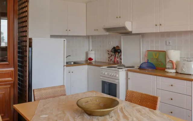 Cosy House Boat in Platanidia with Swimming Pool