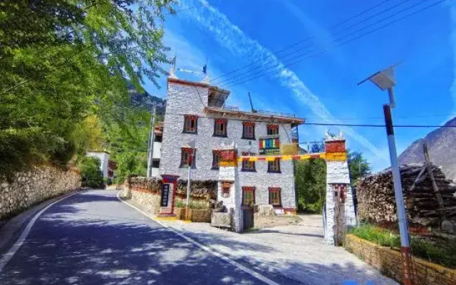 Sangdun Longzhu Homestay (Zhonglu Tibetan Village)