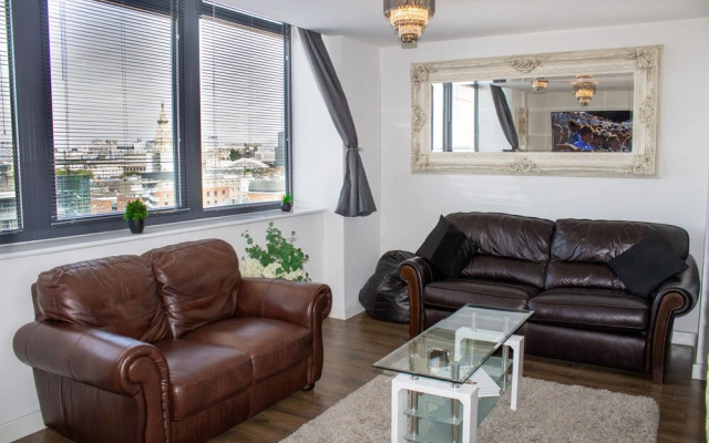 2 Bedroom Central Apartment With Parking