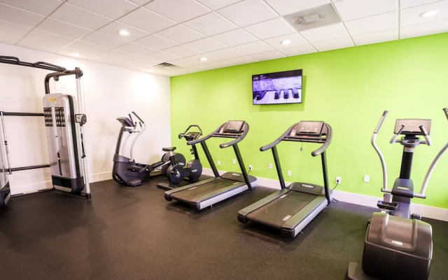 Entire Studio With Free Shuttle to Disney