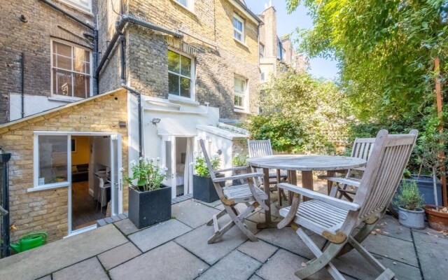 Stylish 2 Bedroom Apartment in Chelsea With Garden