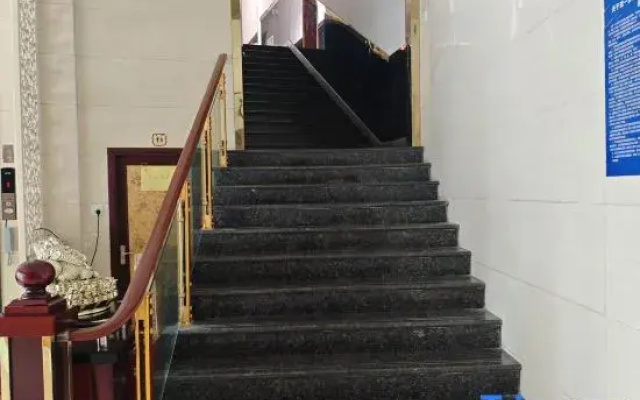 Luotian Yanyangtian Business Hotel