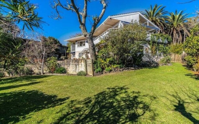 Fantail 2 Bedroom Unit walk to Beach & Park