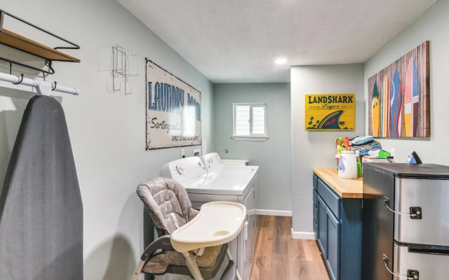 Hot Tub & Yard: Jimmy Buffet-themed Galveston Home