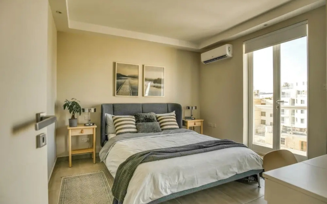 Modern & Spacious 3BD Apt With Terrace