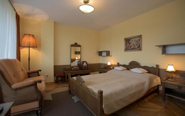 Hotel PRL RZEMIEŚLNIK