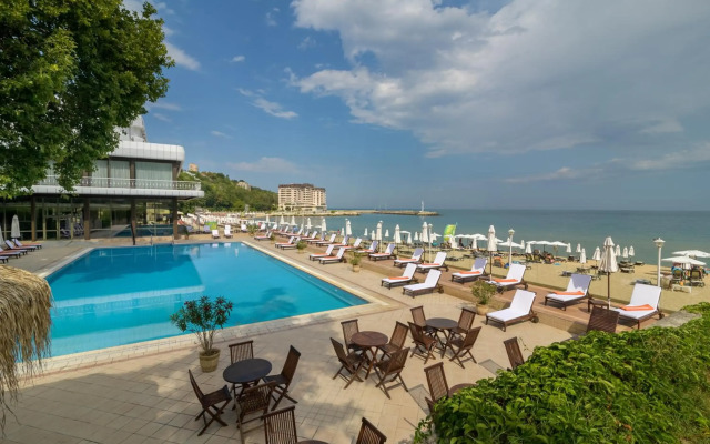 Palace Hotel - Sunny Day Resort