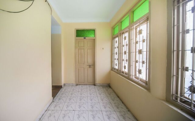 Spot On 60491 Harini Lodge