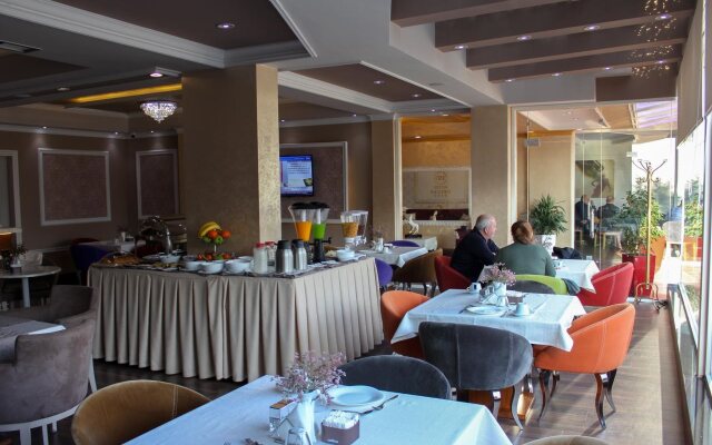 Hotel Deluxe