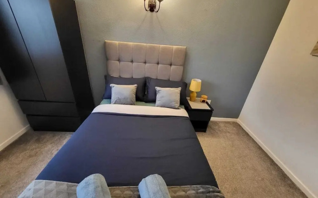 Cozy 3-Bed Family Home with Free Parking