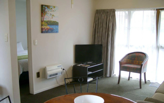 Tudor Court Motel
