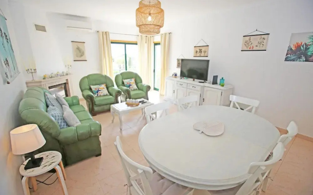 B16 - Sandy Pine Beachfront Flat in Lagos