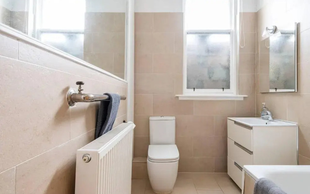 Stunning 5 Bedroom Large Apartment With Parking