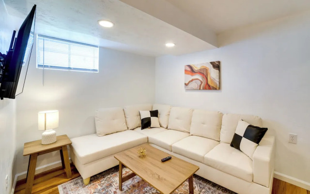 3 Mi to Downtown: Pittsburgh Home w/ Balcony!