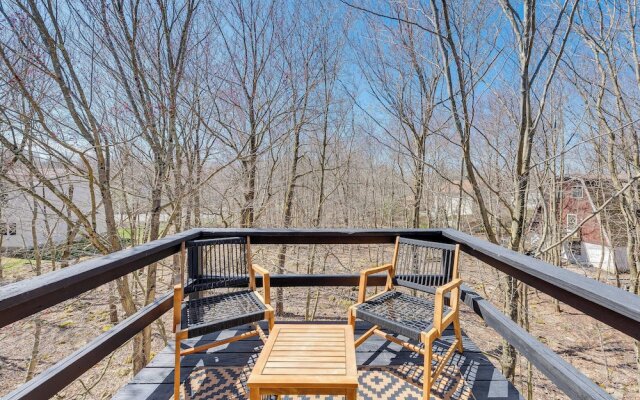 Lake & Pool Access: Poconos Retreat in Tobyhanna!