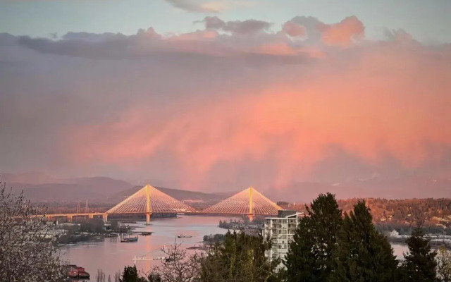 Lovely J Home -Stunning river view cozy two bedroom private suite - фото 2