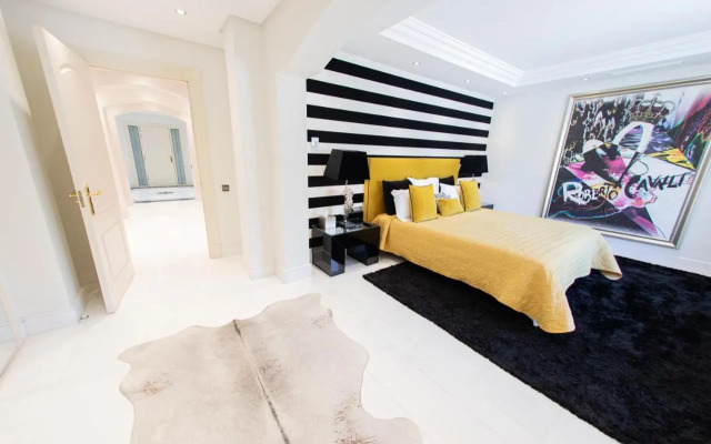 Luxury 3BDRS apt. In Mistral Beach with sea views.