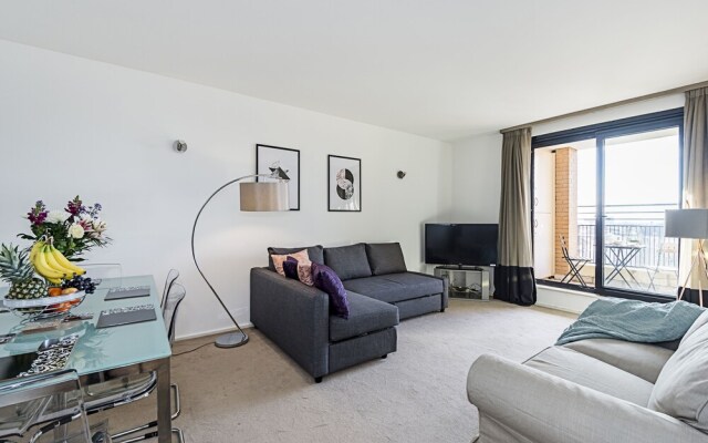 Deluxe Kensington Apartment With Balcony