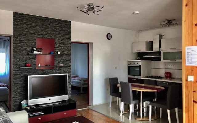 Slatka sobica za dvoje sa upotrebom zajednicke kuhinje i kupaonice