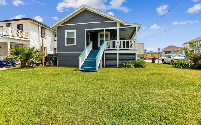 Tina Marie - Just 1 Block To Seawall Beach! 3 Bedroom Home by Redawning