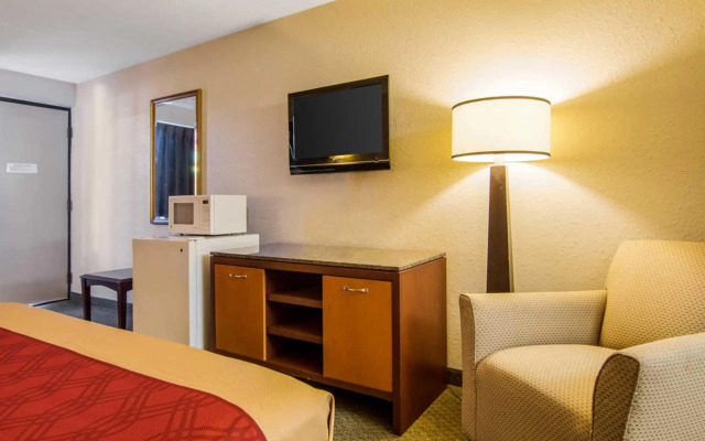 Econo Lodge Inn & Suites Conference Center