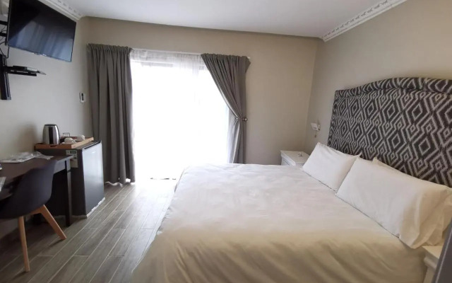 Lucolo Palace B&B - East London