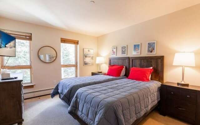 Treetops Condo Short Walk to Base of Eagle Bahn Gondola by RedAwning