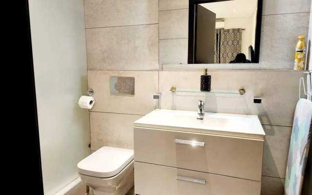 Luxurious & Comfy Gem-5 Star Location-pools, Gym!