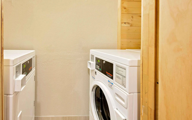 Super 8 by Wyndham Elkins