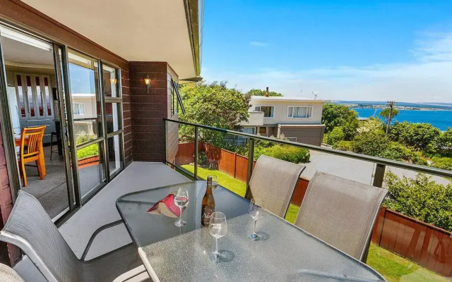 Acacia Bay Getaway - Lake Taupo Holiday Home