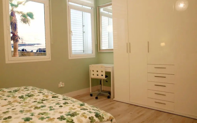 Flatguest Seaside Beauty