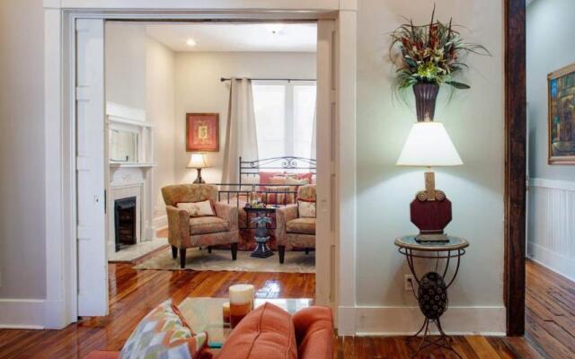 416A Waldburg st · Newly Renovated 1920's Historic District Apt