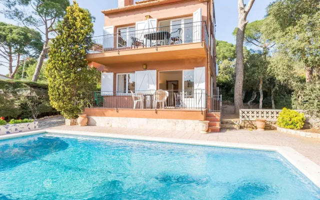 Simply Furnished Apartment With Shared Pool in Llafranc