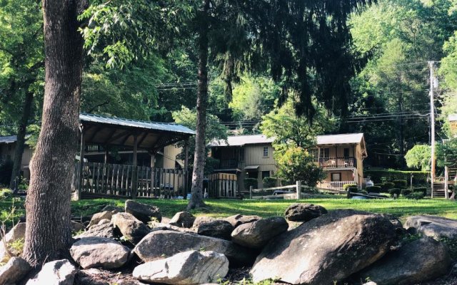 Evening Shade River Lodge and Cabins