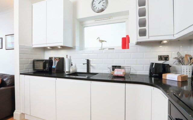1 Lyndhurst