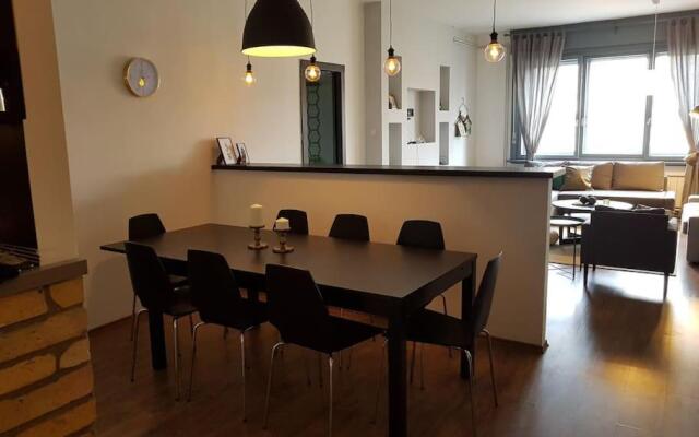 27 Shades of Green (4 bedroom 3 Bath Sunny Central)