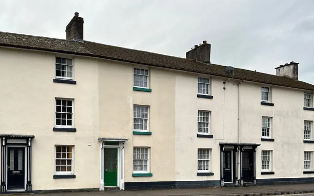 Llanidloes - Sleeps 7 - Parking - Pet Friendly
